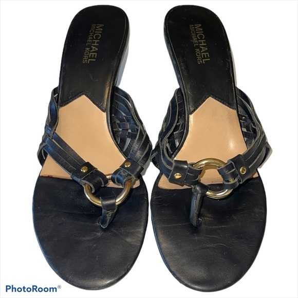 Michael Kors thong sandals. - Picture 2 of 7